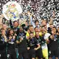 Para pemain Real Madrid merayakan gelar Piala Super Eropa usai mengalahkan Manchester United di Stadion Philip II, Skopje, Selasa (8/8/2017). Ini merupakan gelar Piala Super Eropa keempat bagi Real Madrid. (AFP/Armend Nimani)