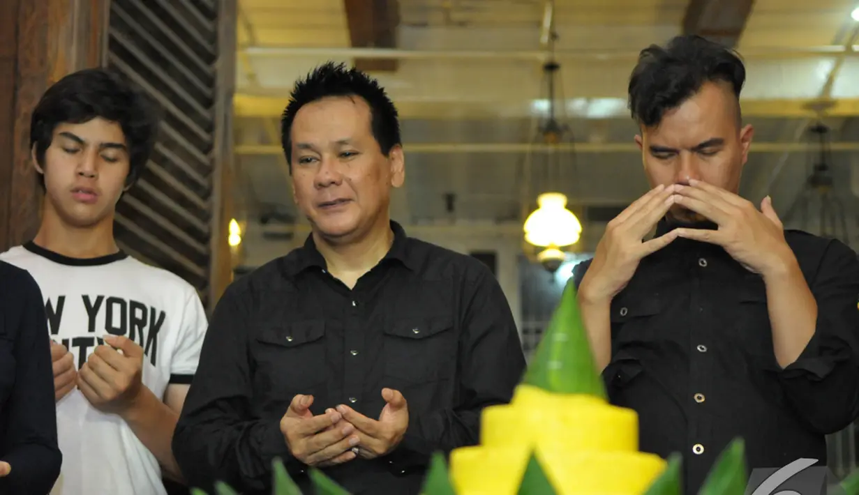 Produser Ody Mulya Hidayat (tengah) memimpin doa dalam acara syukuran film 'Kampung Zombie', Pondok Indah, Jakarta Selatan, Senin (7/12/2014). (Liputan6.com/Panji Diksana) 