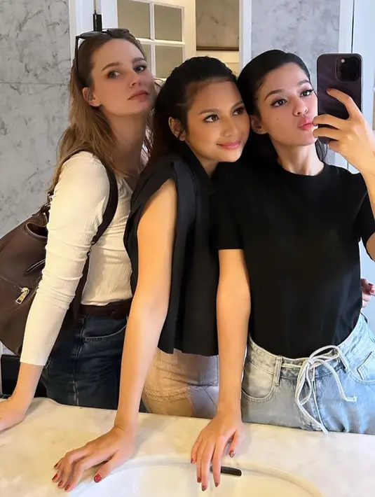 Valentine juga telah menjalin pertemanan dengan sejumlah figur publik di Indonesia. [Instagram.com/valentinepayenwicaksono]