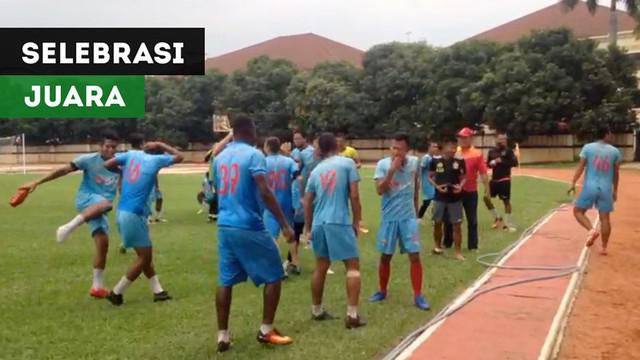 Berita video para pemain Bhayangkara FC mendapat kabar mereka juara Liga 1 2017 dari sang pelatih, Simon McMenemy, setelah selesai latihan di Lapangan PTIK, Jakarta, Jumat (10/11/2017) sore WIB.
