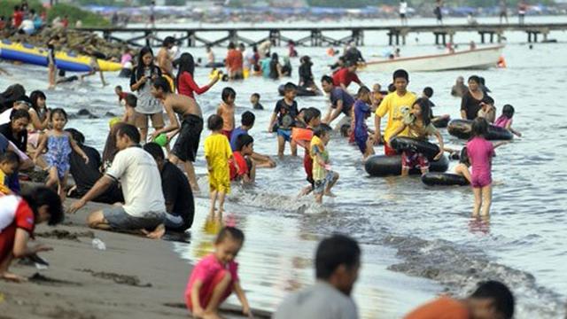 Libur Lebaran Warga Makassar Serbu Pantai Akkarena
