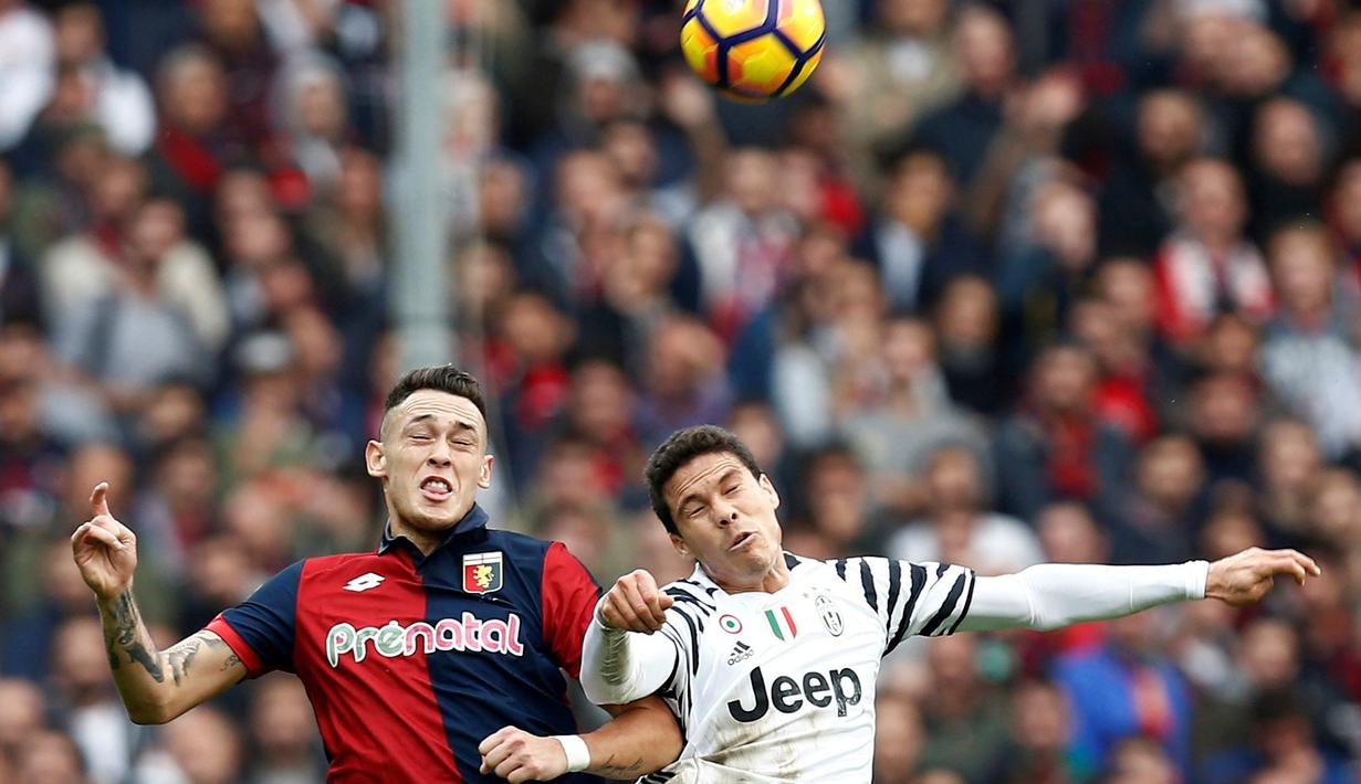 Pemain Genoa, Luca Ocampos (kiri), berduel dengan pemain Juventus, Hernanes, pada laga pekan ke-13 Serie A di Stadion Luigi Ferraris, Minggu (27/11/2016). (Reuters/Alessandro Garofalo)