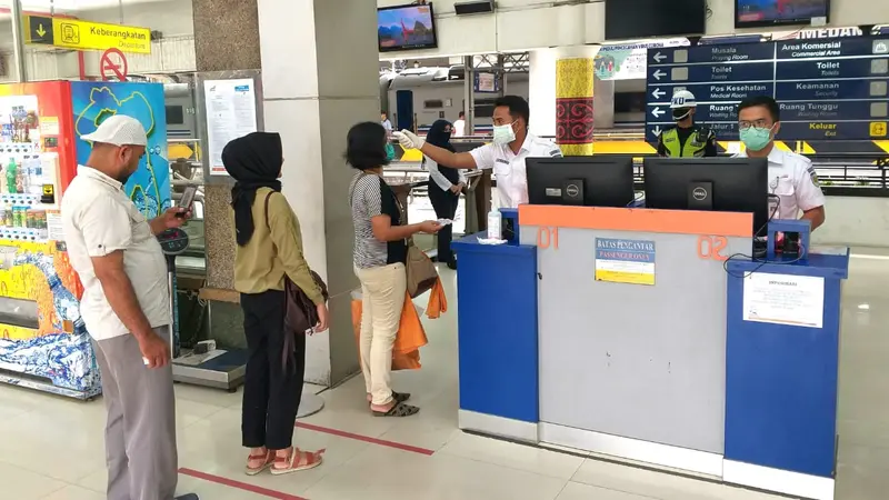 Penerapan social distancing di Stasiun Kereta Api Medan