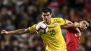 Striker Ukraina, Roman Yaremchuk, berusaha melewati bek Portugal, Ruben Dias, pada laga Kualifikasi Piala Eropa 2020 di Stadion Luz, Lisbon, Jumat (22/3). Kedua negara bermain imbang 0-0. (AFP/Patricia De Melo Moreira)
