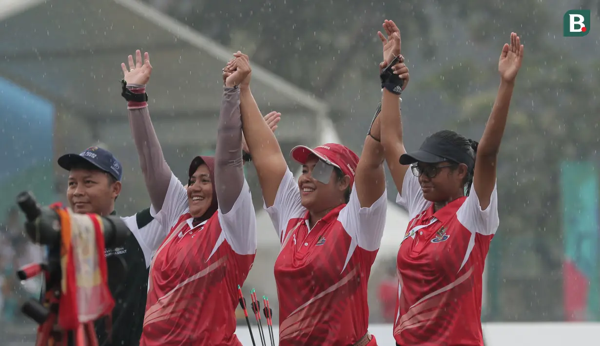 Pepanah Compound Putri Indonesia rayakan keberhasilan meraih emas usai menang atas China Taipei pada Test Event Asian Games 2018 di Lapangan Panahan, Jakarta (15/2/2018). Indonesia menang 220-211. (Bola.com/Nick Hanoatubun)