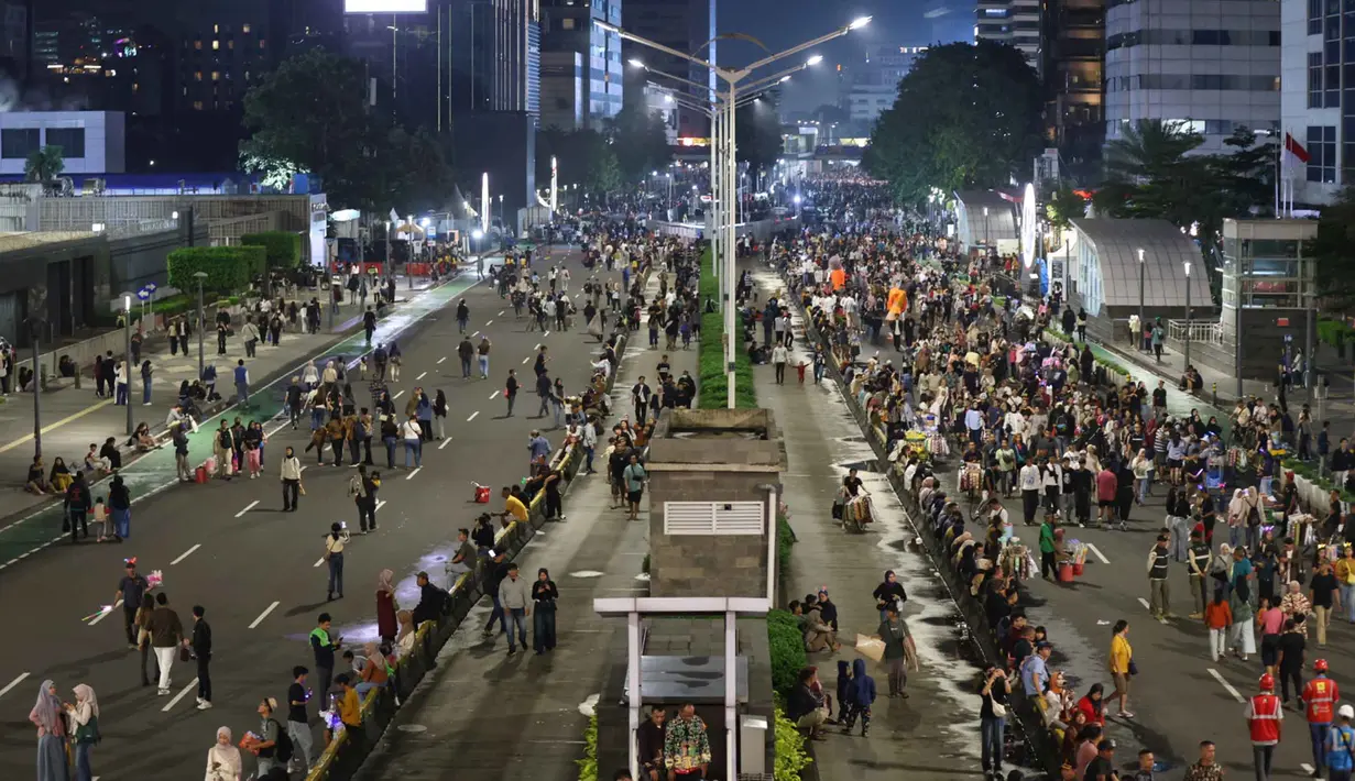 Sebagai informasi, perayaan malam pergantian tahun di Jakarta kali ini digelar secara sederhana. Tampak dalam foto, suasana jalan MH Thamrin yang mulai dipadati warga yang akan menikmati malam pergantian tahun di kawasan Bundaran Hotel Indonesia, Jakarta, Rabu (31/12/2025). (Kapanlagi.com/Budy Santoso)