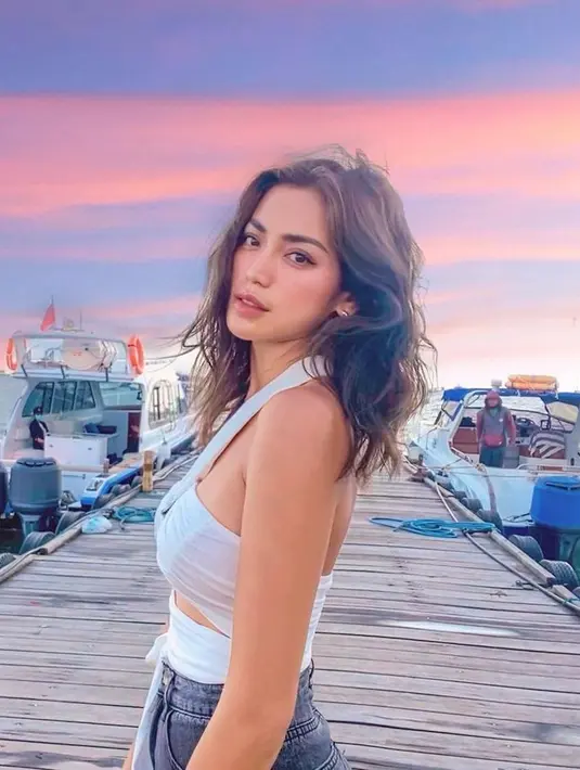 "Karena sakitnya kata dokter bakal nempel seumur hidup, jadi kemungkinan bisa kambuh lagi nanti setelah sembuh. Jadi ya lumayan pikiran, makanya mungkin butuh waktu untuk recovery," tambahnya. (Instagram/inijedar)