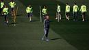 Pelatih Real Madrid, Zinedine Zidane (tengah) melihat anak buahnya berlatih jelang "El Clasico" melawan Barcelona di Valdebebas, Madrid, Spanyol  (1/4). Madrid tertinggal sepuluh poin dari Los Blaugrana yang memuncaki klasemen. (REUTERS/Sergio Perez)