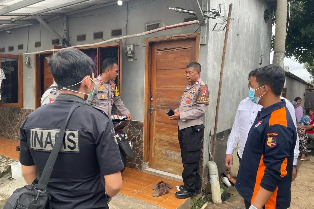 Anggota Polsek Cimanggis melakukan olah TKP di lokasi penemuan mayat di Harjamukti, Cimanggis, Kota Depok.