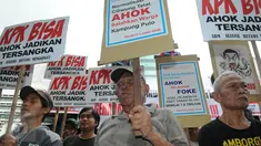 Sejumlah masa yang tergabung dalam Gerakan Lawan Ahok melakukan aksi unjuk rasa di depan Gedung Komisi Pemberantasan Korupsi (KPK), Jakarta, Senin (7/12). (Liputan6.com/Helmi Afandi)