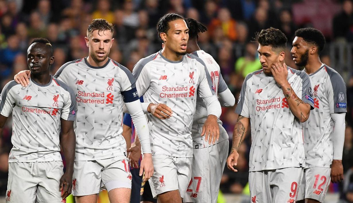 Ekspresi pemain Liverpool saat pertandingan usai pada leg 1, babak semifinal Liga Champions yang berlangsung di Stadion Camp Nou, Barcelona, Kamis (2/5). Barcelona menang 3-0 atas Liverpool. (AFP/Jose Jordan)