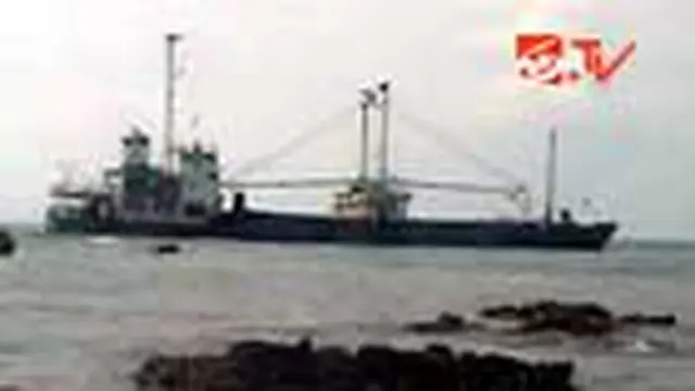 Kapal Pengangkut Semen Terdampar di Pantai Merak