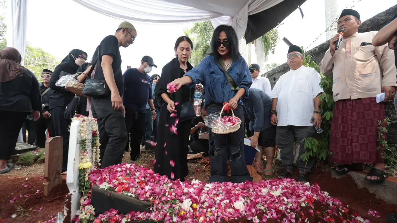 Atiek CB di pemakaman Doddy Katamso © KapanLagi.com/Budy Santoso