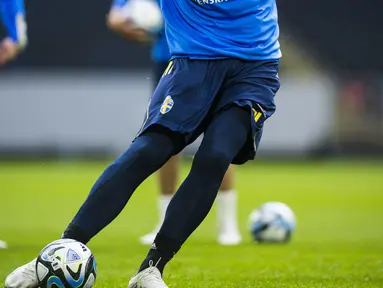 Penyerang Swedia Zlatan Ibrahimovic menendang bola saat mengikuti sesi latihan di Solna pada 21 Maret 2023. (AFP/Jonathan Nackstrand)