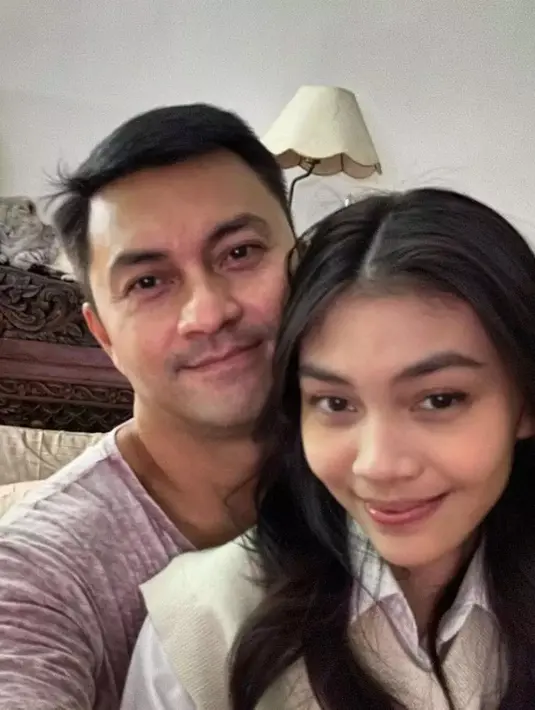 Momen kedekatan Anjasmara dengan putrinya, Sasi Kirana. Anjas yang kini berusia 47 tahun juga dikenal salah satu artis yang awet muda. Momen kedekatan Anjas dan Sasi. [Instagram/@anjasmara]