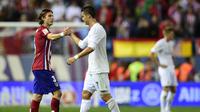 Pemain Atletico Madrid, Filipe Luis (kiri) bersalaman dengan Cristiano Ronaldo usai Derby laga La Liga Spanyol yang berakhir imbang di Stadion Vicente Calderon,  Madrid, (4/10/2015). (AFP Photo/ Javier Soriano)