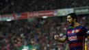 Selebrasi Luis Suarez setelah mencetak gol ketiga Barcelona ke gawang Sporting Gijon dalam lanjutan La Liga di Stadion El Municipal Molinon, Gijon, Kamis (18/2/2/2016) dini hari WIB. (AFP/Miguel Riopa)