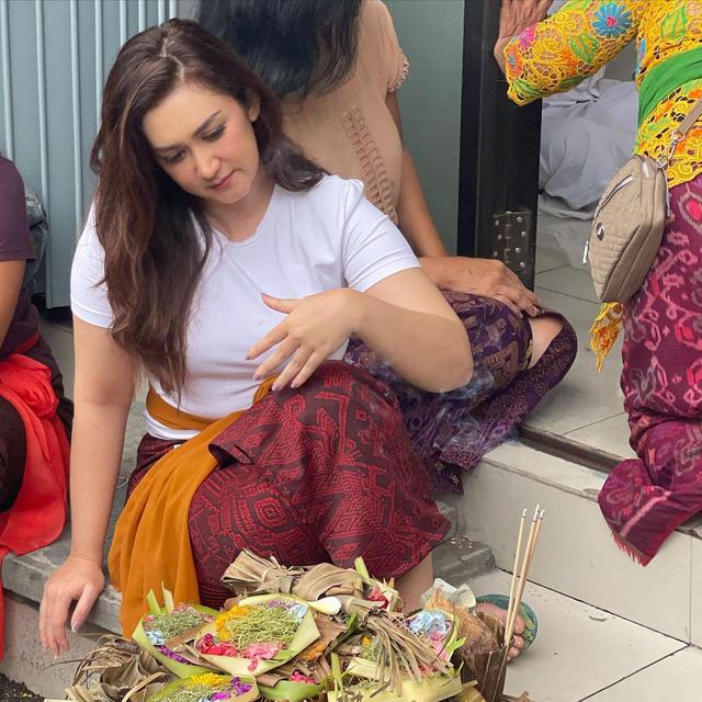 Buka Bisnis Baru di Bali, Ini 6 Potret Nafa Urbach saat Jalani Upacara Melaspas