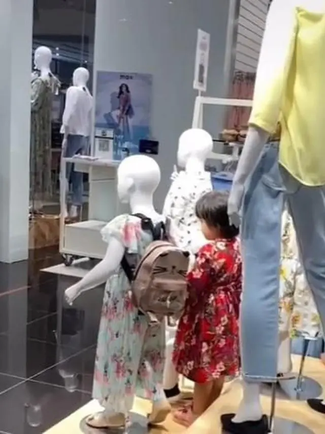 6 Aksi Absurd Bocah saat Bosan di Mal, Tingkahnya Terlalu Gokil