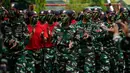 Aksi prajurit TNI Yonif Raider 112/Dharma Jaya saat upacara sertijab di Banda Aceh, Aceh, Rabu (18/9/2019). Mayor Inf Syarifuddin Liwang menjadi Komandan Yonif Raider 112/Dharma Jaya menggantikan Mayor Inf Agus Alfauzi. (CHAIDEER MAHYUDDIN/AFP)