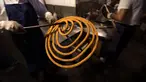 Karyawan menunjukkan donat khas Spanyol atau churros di restoran dessert tradisional La Manueta, Pamplona, Spanyol, Rabu (10/7/2019). Restoran berusia 140 tahun ini adalah tempat paling populer untuk membeli sarapan khas Spanyol setelah Festival San Fermin. (JAIME REINA/AFP)