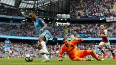 Penyerang Manchester City, Raheem Sterling saat melewati kiper West Ham United, Adrian pada lanjutan liga Inggris di Stadion Etihad, Inggris (28/8). Sterling mencetak dua gol yang membuat City menang 3-1 atas West Ham. (Reuters/Darren Staples)