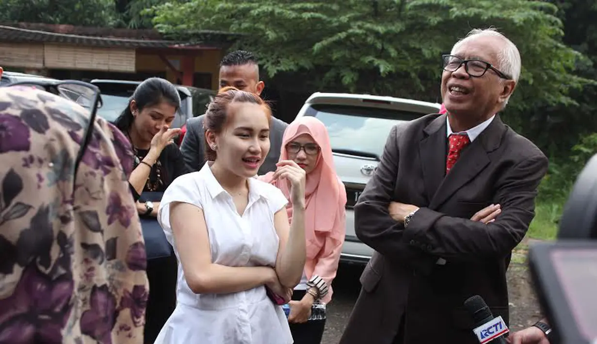 Meski ditunda hingga 1 April, Ayu Ting Ting tetap bersedia memberikan keterangan pada media (Liputan6.com/Rini Suhartini)