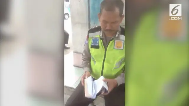 Seorang pengendara motor tak terima ditilang dan membuat video tentang polisi yang diduga meminta pungli padanya.