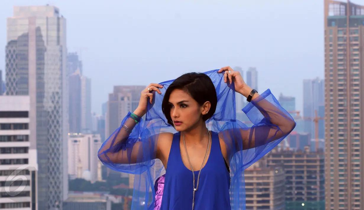 Penyanyi cantik ini sempat tergabung dalam grup duo bernama Duo Meva. Namun kini, Metha memutuskan untuk bersolo karier sebagai live Performing Art (PA), Jakarta, (20/5/15). (Liputan6.com/Faisal R Syam)