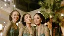 Yuki Kato juga mengenakan kebaya kutu baru brokat hijau dihiasi beads, dipadukan bawahan kain batik coklat. Ia tampil dengan sanggul Jawa klasik. [@yukikt]