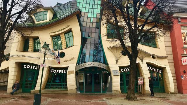 6 Potret Arsitektur Bangunan Bengkok Ini Nyeleneh, Unik Tapi Bikin Bingung