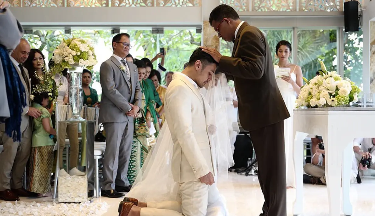 Upacara pemberkatan pernikahan aktor Chicco Jerikho dan aktris Putri Marino yang digelar di Bali. Disaksikan keluarga dan sahabat, pernikahan tersebut berjalan dengan penuh kebahagiaan. (Instagram.com/chicco.jerikho)