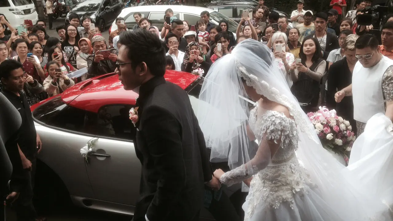 Pemberkatan Nikah, David 'NOAH'-Gracia Indri Diantar Mini Cooper