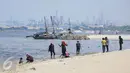 Sejumlah pengunjung tampak bermain di sekitaran pantai Ancol, Jakarta, Rabu (9/12/2015). Bertepatan libur pelaksanaan pilkada serentak, kawasan wisata tersebut  tampak sepi pengunjung dibandingkan hari libur biasa. (Liputan6.com/Faizal Fanani)