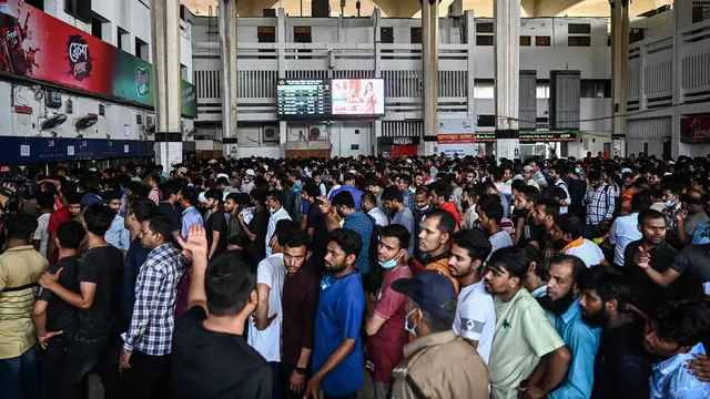 Warga Bangladesh Antre Tiket di Stasiun Kereta
