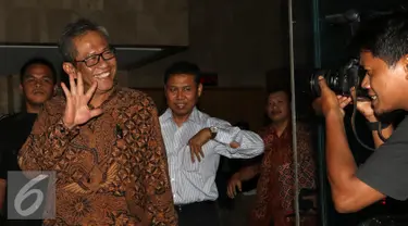 Dirut Perum Bulog Djarot Kusumayakti usai menjalani pemeriksaan saksi atas tersangka Irman Gusman di Gedung KPK, Jakarta, Kamis (29/9). Djarot mengakui mendistribusikan gula impor setelah ditelepon Irman Gusman. (Liputan6.com/Helmi Afandi)