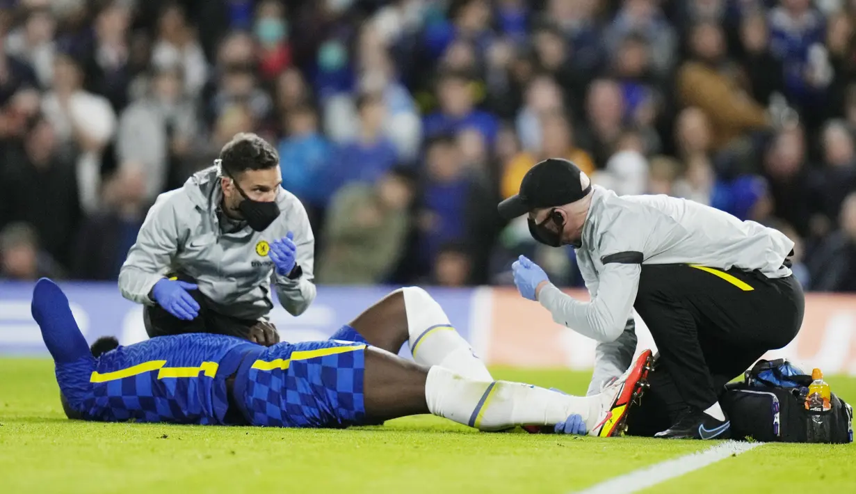 Namun Chelsea harus membayar mahal kemenangan tersebut dengan kehilangan dua pilar lini depannya yakni Romelu Lukaku dan Timo Werner ditarik sejak babak pertama karena cedera. (AP/Alastair Grant)