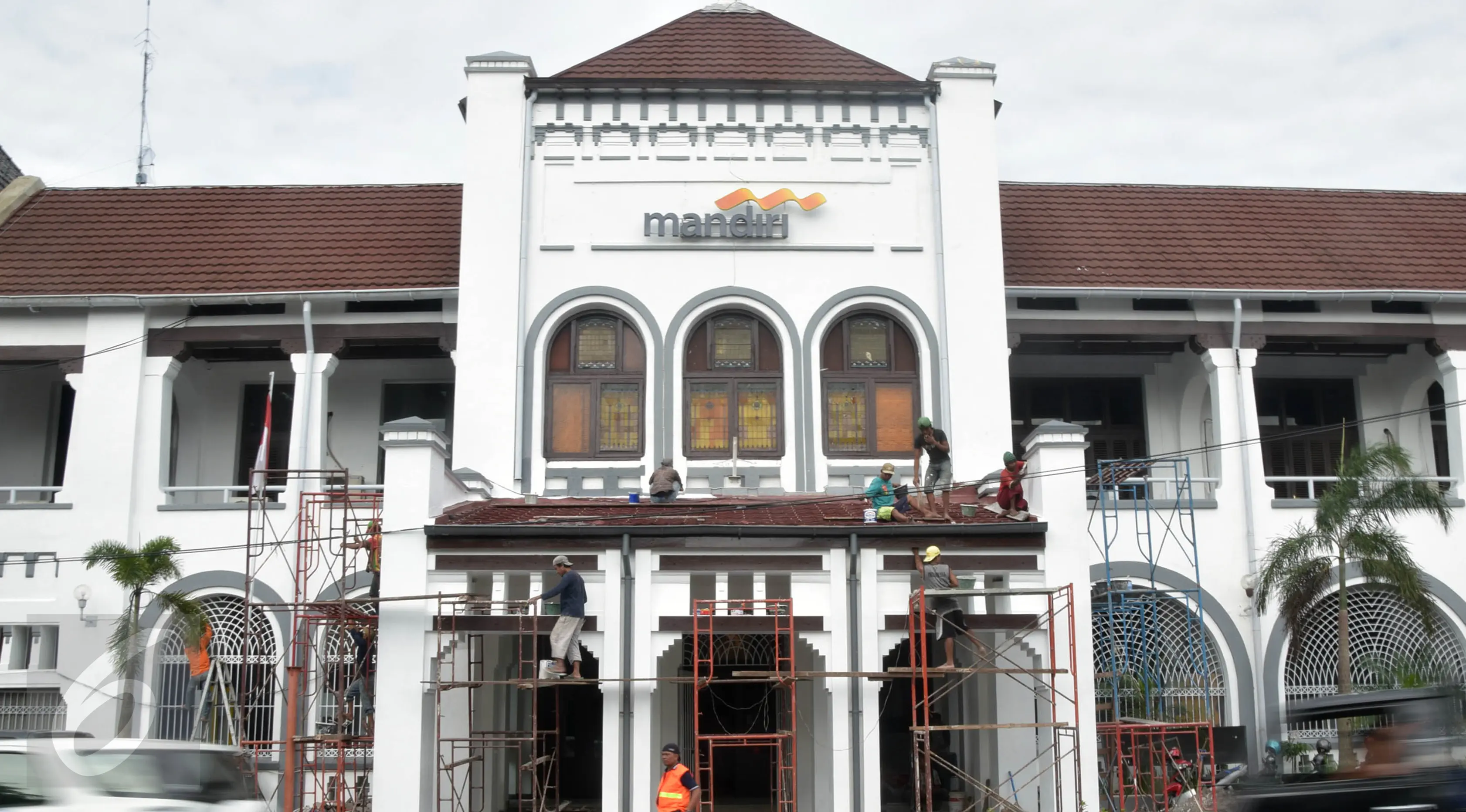 Pekerja sibuk memperbaiki gedung milk bank pemerintah di Kawasan Kota Lama Semarang . Rabu ( 2 /03 /2016 ) langkah ini sebagai restorasi bangunan tua di kota lama  semarang. (Gholib)