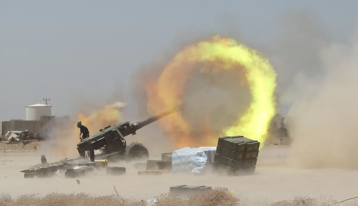 Pejuang Syiah menembakkan senjata ke arah kelompok militan ISIS di dekat Falluja , Irak , 29 Mei 2016. Pasukan keamanan telah mengevakuasi sekitar 760 orang yang melarikan diri dari wilayah timur dan tenggara Falluja. (REUTERS / Alaa Al - Marjani)