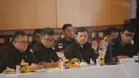 Ardiles Mewoh bersama anggota Bawaslu Sulut saat Pelno Rekapitulasi Suara Pilgub, Sabtu (7/12/2024).