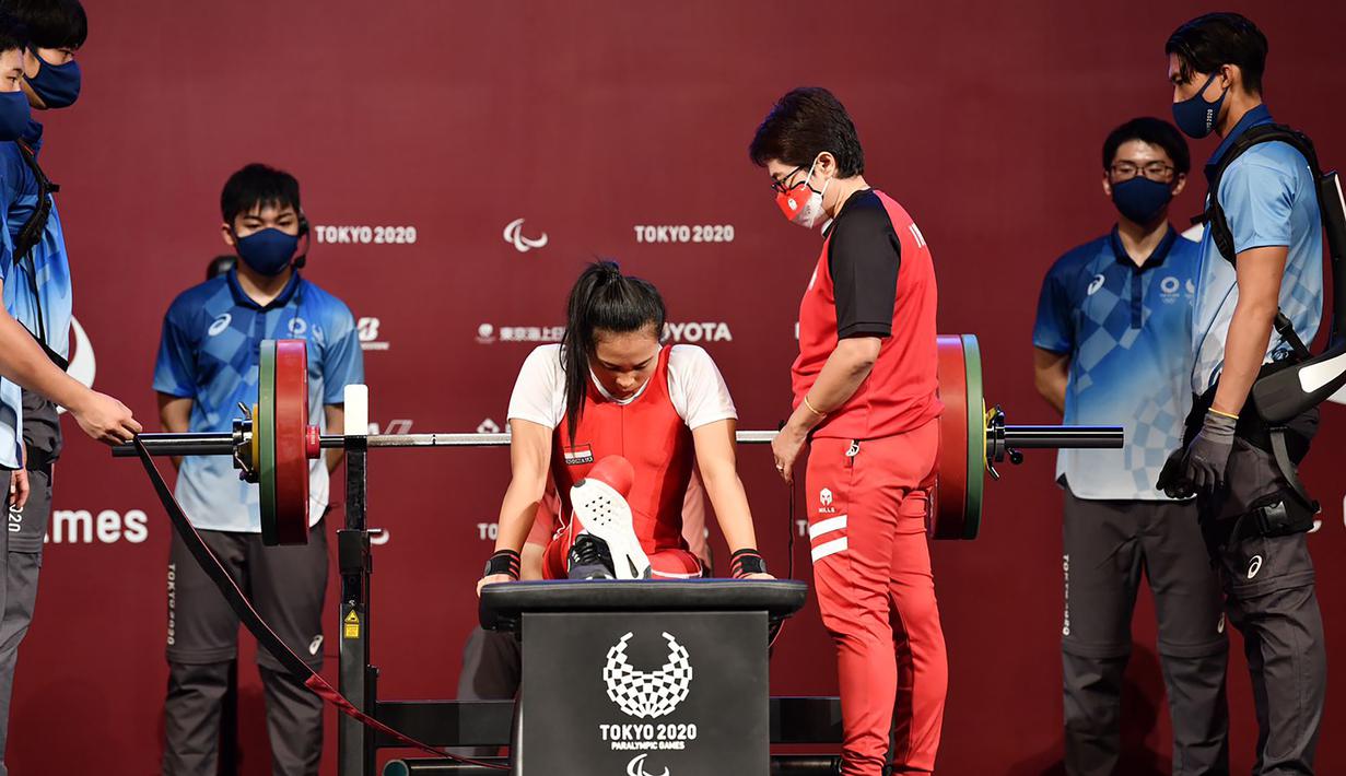 Ni Nengah Widiasih meraih medali perak setelah mampu mengangkat barbel seberat 98 kg. (Foto: Dok. NPC Indonesia)
