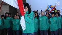 Kiper tim Futsal Putri Indonesia, Citra Adisti mencium bendera Merah Putih saat pelepasan di Makostrad, Jakarta, Kamis (10/8). Ketua Umum PSSI, Edy Rahmayadi resmi melepas Timnas U-22 dan Futsal berlaga di SEA Games 2017. (Liputan6.com/Helmi Fithriansyah)