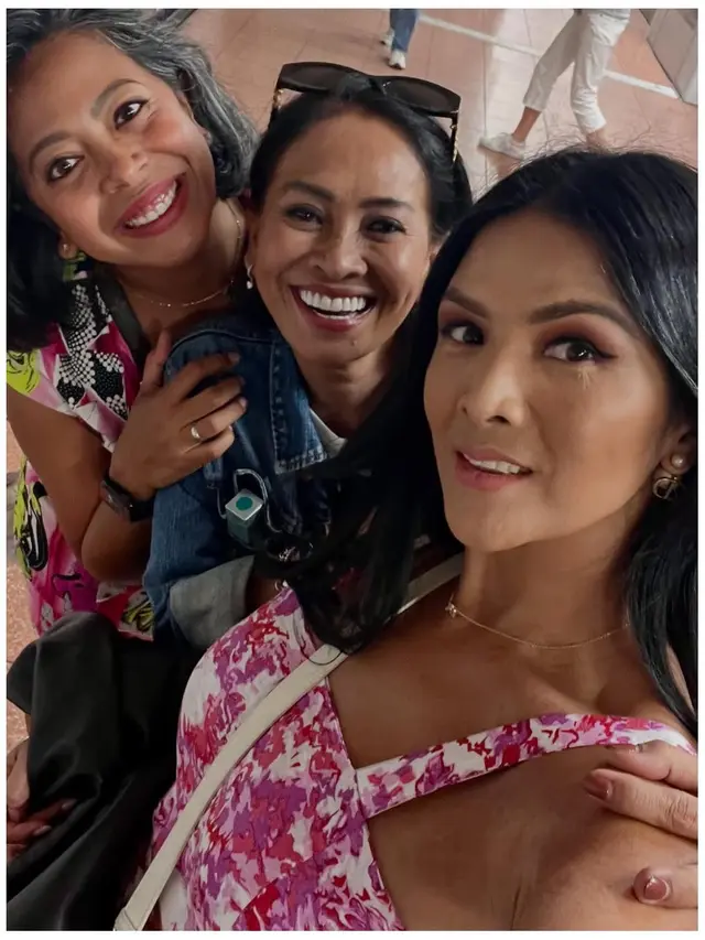 6 Potret Gaya Risa Dewi Ibunda Alyssa Daguise Nonton Konser BLACKPINK di Paris