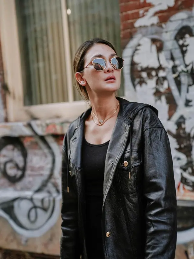 Gaya Luna Maya Pakai Jaket Kulit Hitam di New York, Keren