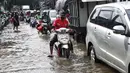Hujan dengan intensitas tinggi yang mengguyur Jakarta dan sekitarnya pada Selasa (28/1) dan Rabu (29/1/2025) membuat kawasan tersebut tergenang banjir. Bahkan ketinggian air sempat mencapai 50 cm. (Liputan6.com/Angga Yuniar)