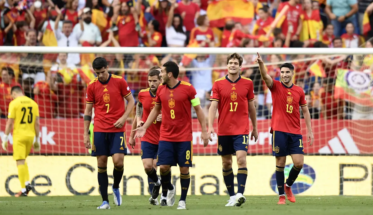 Pemain Spanyol Carlos Soler (kanan) melakukan selebrasi usai mencetak gol ke gawang Republik Ceko pada pertandingan sepak bola UEFA Nations League di Stadion La Rosaleda, Malaga, Spanyol, 12 Juni 2022. Spanyol menang 2-0. (AP Photo/Jose Breton)