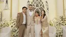 Ini adalah potret Ranty Maria dan Rayn hadiri pernikahan Sarah Keihl dan Kilian pada Januari 2024 lalu. Ranty dan Rayn didapuk sebagai bridesmaid dan groomsmen sehingga keduanya tampil selaras di momen ini. Ranty Maria cantik kenakan dress warna krem dengan rambut indahnya yang digerai, sementara Rayn Wijaya makin tampan dengan setelan jas warna cokelat. (Liputan6.com/IG/rantymaria)