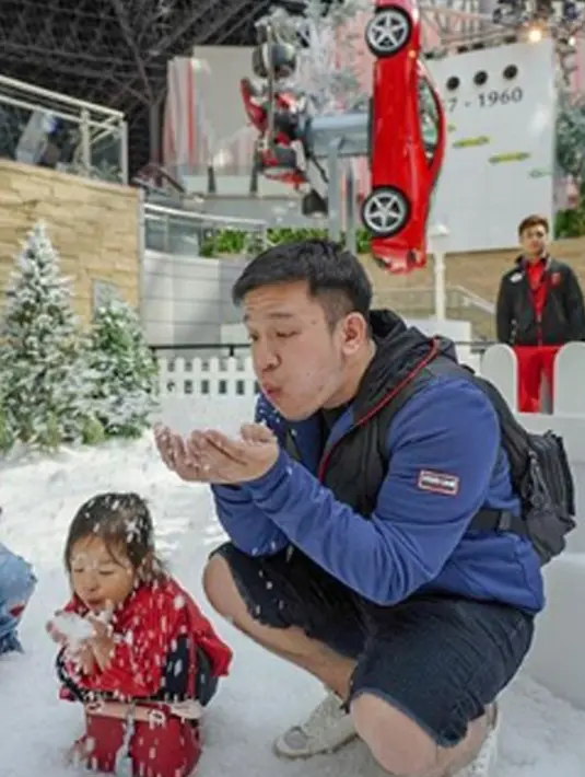 Bermain salju bersama, Jordi dan Thalia terlihat sangat senang. (Liputan6.com/IG/jordionsu)