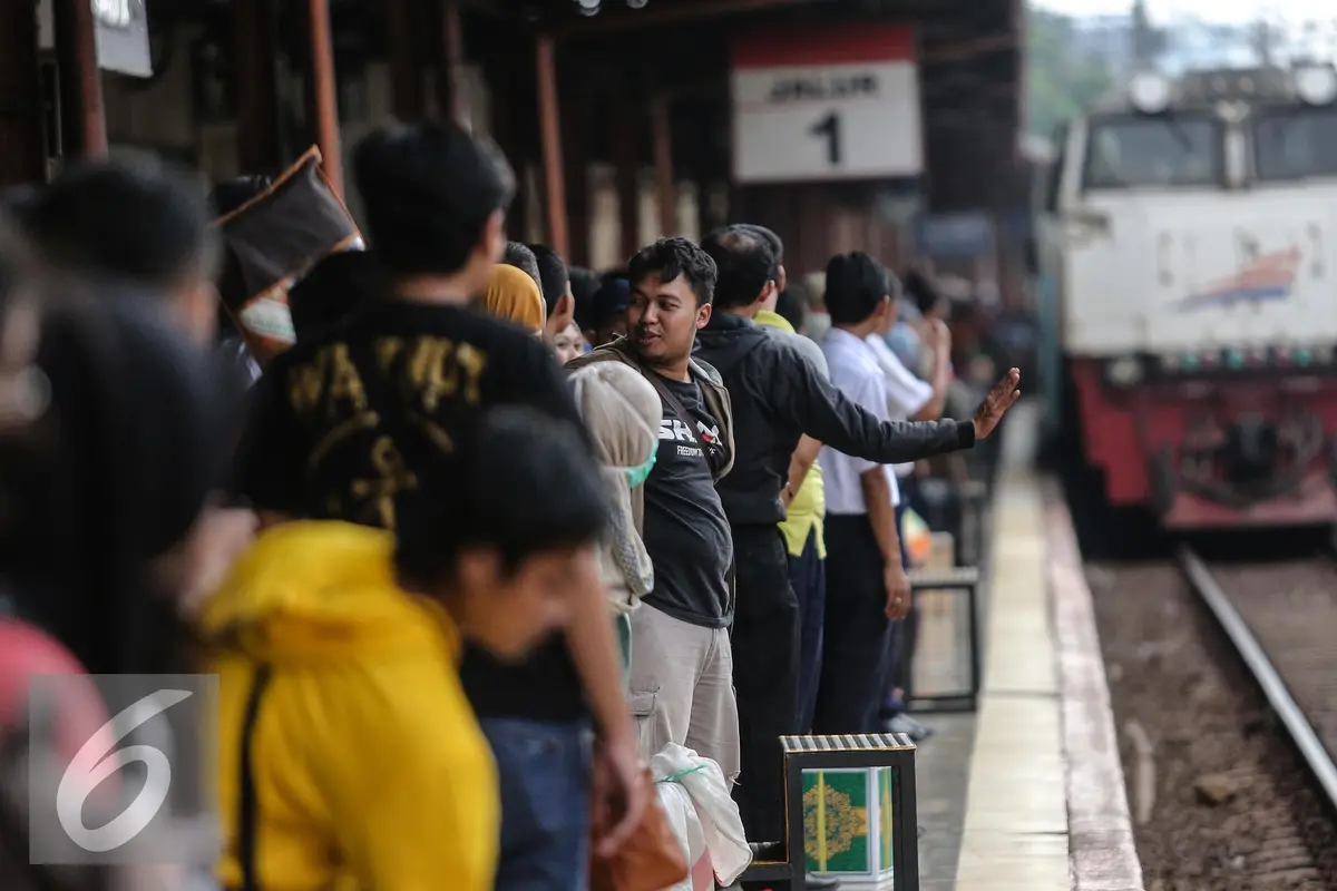 20150716-Penampakan Stasiun Senen H-1 Lebaran-Jakarta