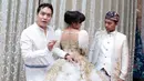 "Aku sukanya, Hengky salah satu mahakarya itu harus dibuatnya pakai hati ya. Ketika buat pakai hati maka akan indah saja dilihat an dipakainya," ujar Sheza Idris.‬‎ (Deki Prayoga/Bintang.com)